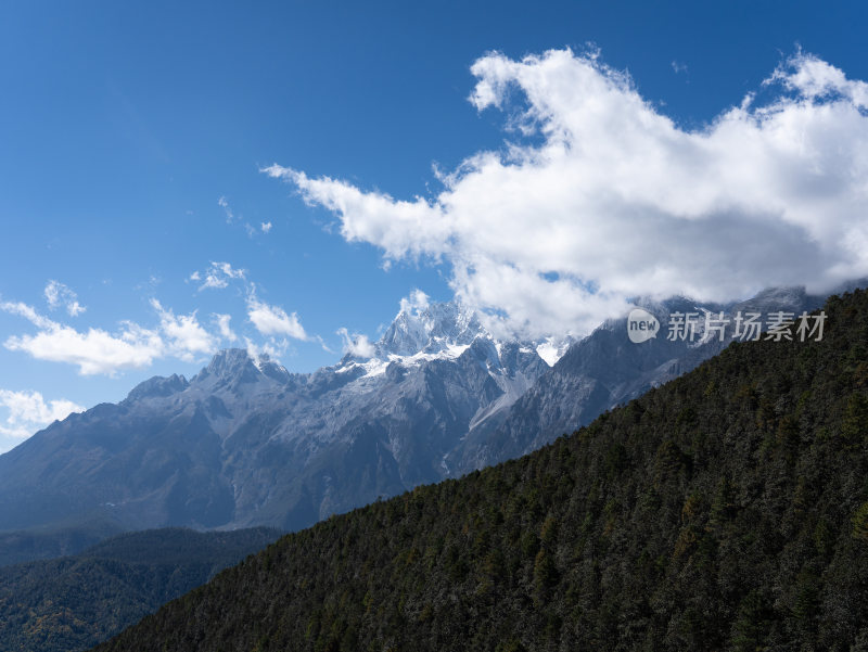 站在玉龙雪山牦牛坪，观赏山川风景