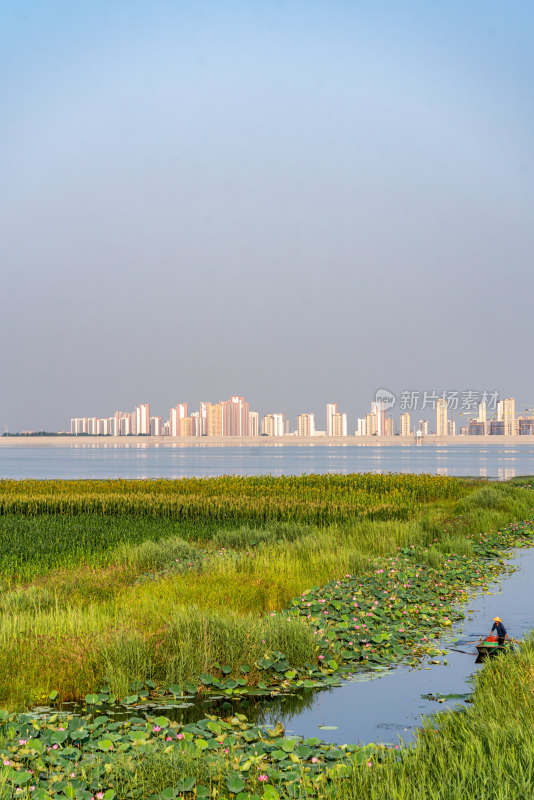 中国邹城孟子湖湖泊湿地渔船自然景观