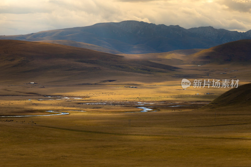 辽阔草原山谷风景壮丽自然景观