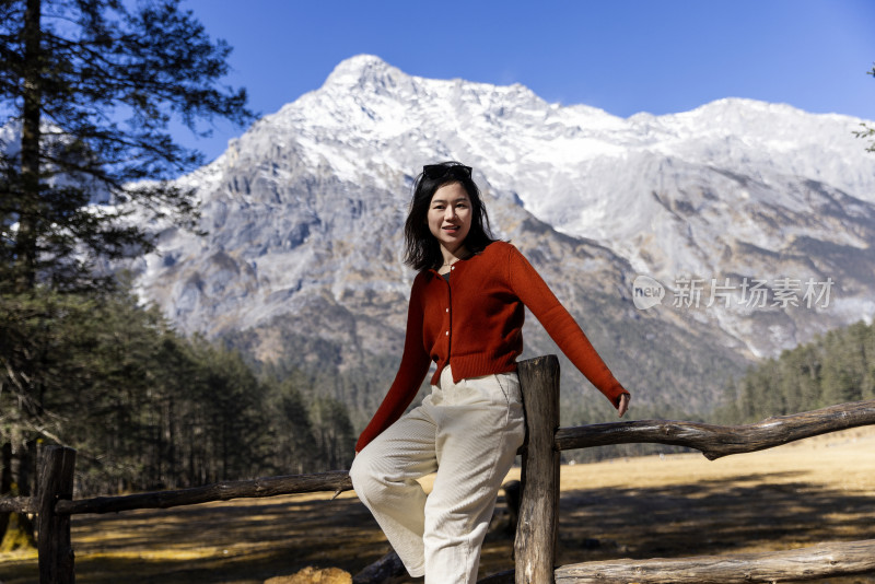 美女在云南丽江玉龙雪山旅行