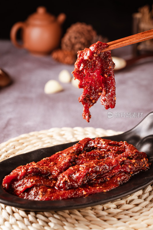 一盘韩式辣椒酱拌的生牛肉