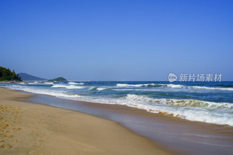 广东惠州黑排角海浪拍击岩石的壮丽瞬间