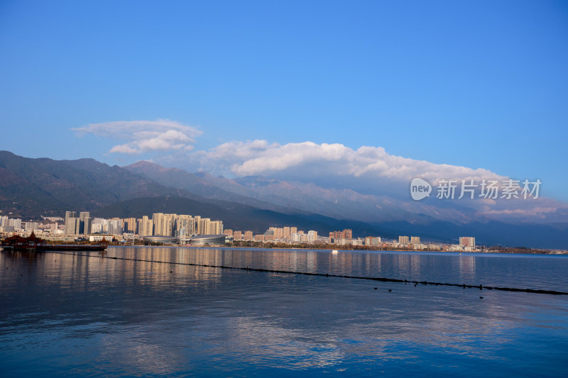 大理苍山脚下洱海边依山傍水的城市建筑群