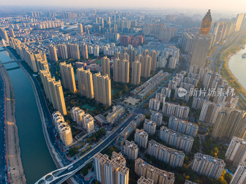 晚霞中的安徽芜湖城市风光航拍图