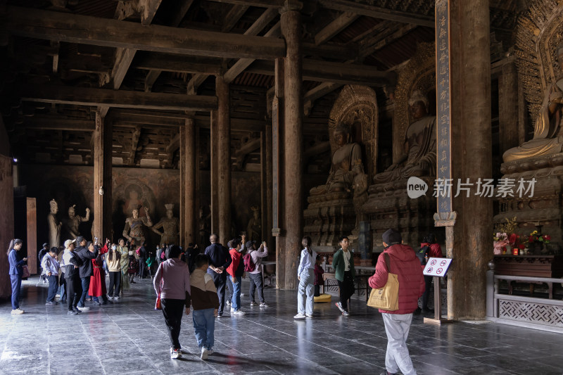 山西大同辽金善化寺大雄宝殿内各地游客参观