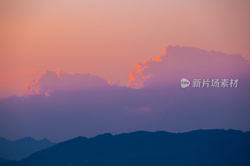 落日余晖下的山峦剪影