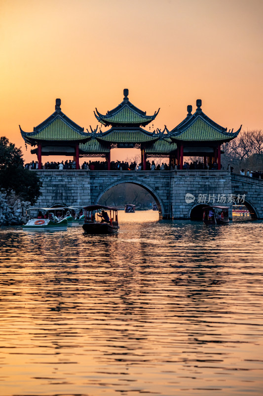 廋西湖五亭桥中式古桥与亭台楼阁黄昏景致
