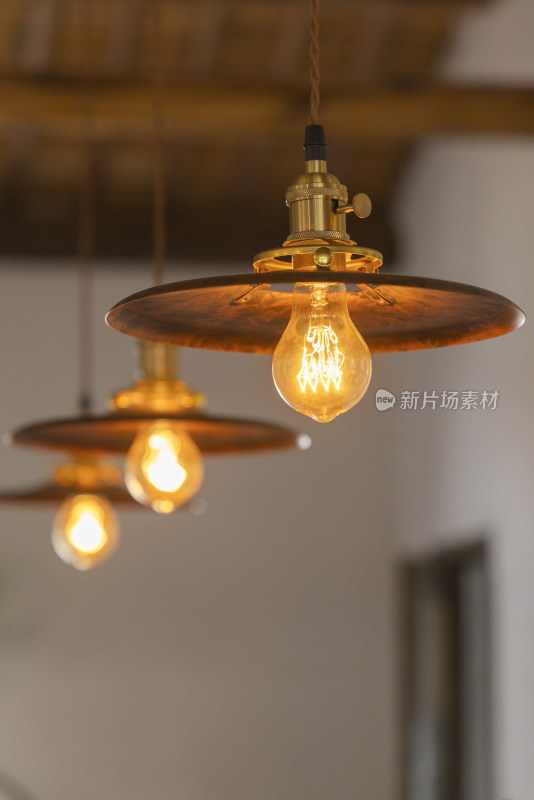 复古黄铜吊灯工业风餐厅灯具温馨氛围