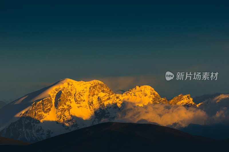 岗城耀日照金山