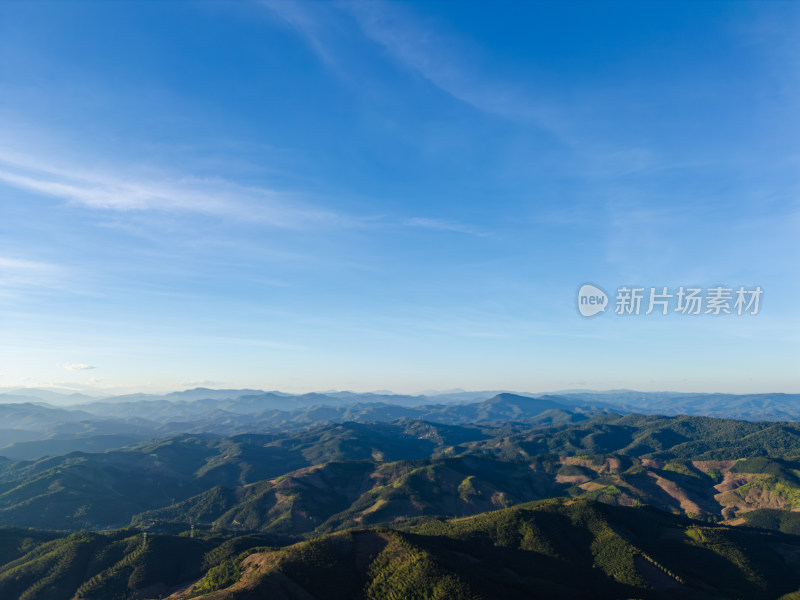 辽阔壮观的群山航拍全景