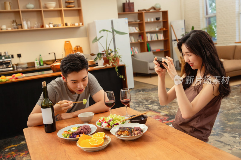 年轻夫妇在家用餐