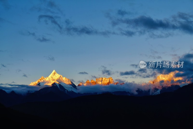 清晨日照金山风景