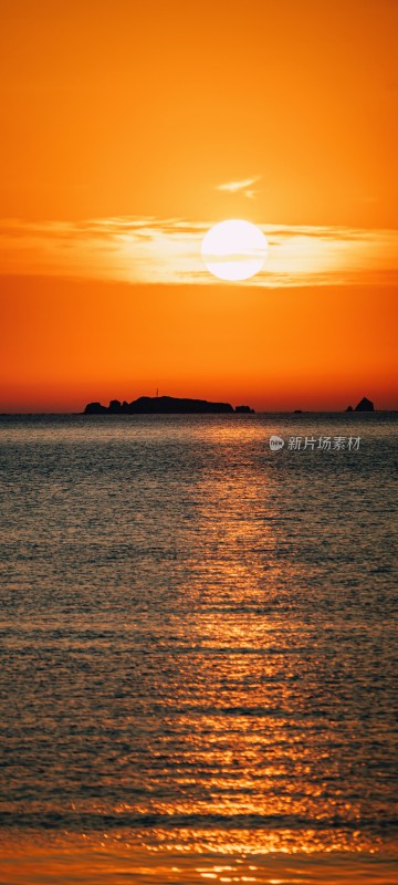 海上日落时分的小船与岛屿