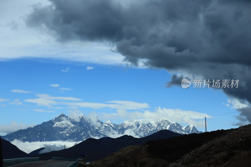 雪山风景 阴云笼罩下的壮观山脉