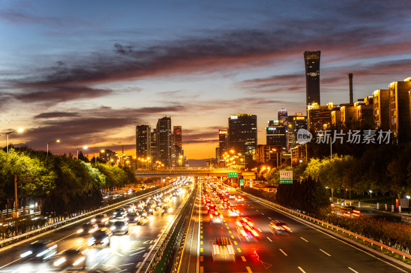 夜晚北京CBD核心区车流灯光