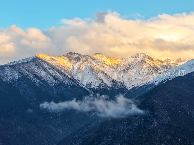 雪山日出自然风光