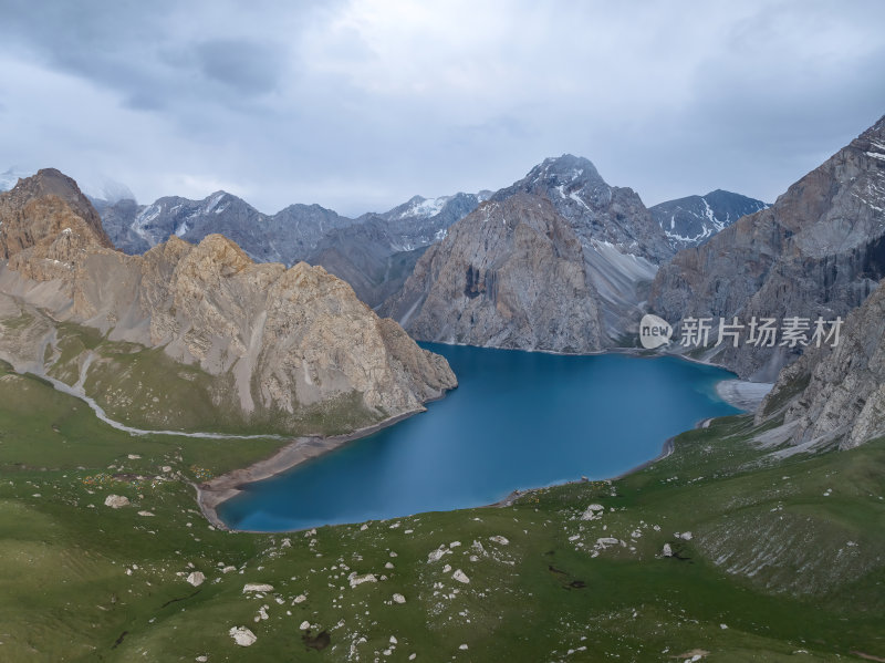 新疆北疆夏季乌孙古道天堂湖徒步高空航拍