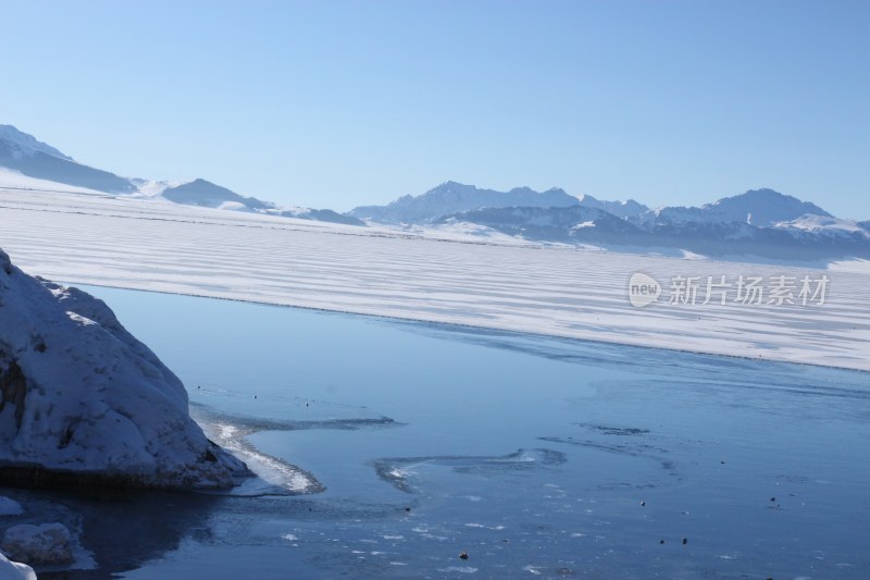 雪地河畔人群休闲场景