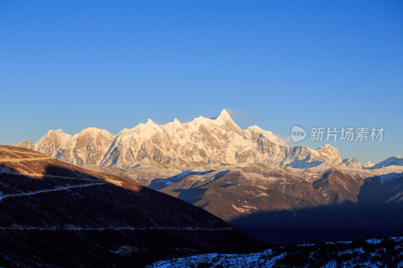 西藏林芝雪景南迦巴瓦峰日照金山雪山夕阳