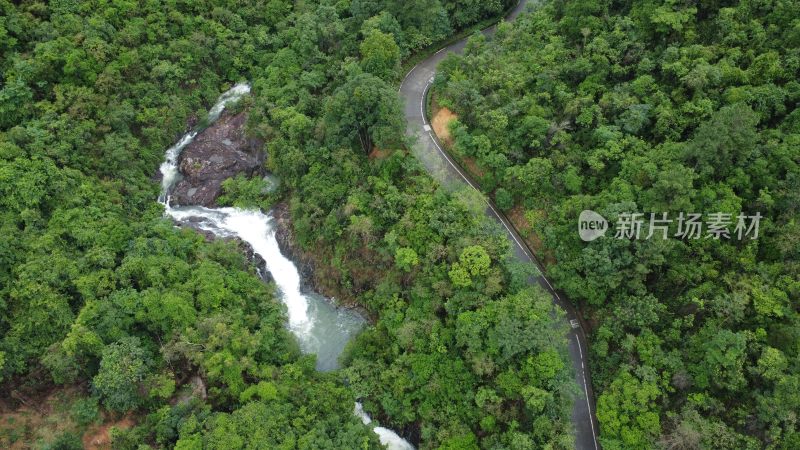 广东东莞：雨后山涧水量充沛 水流湍急