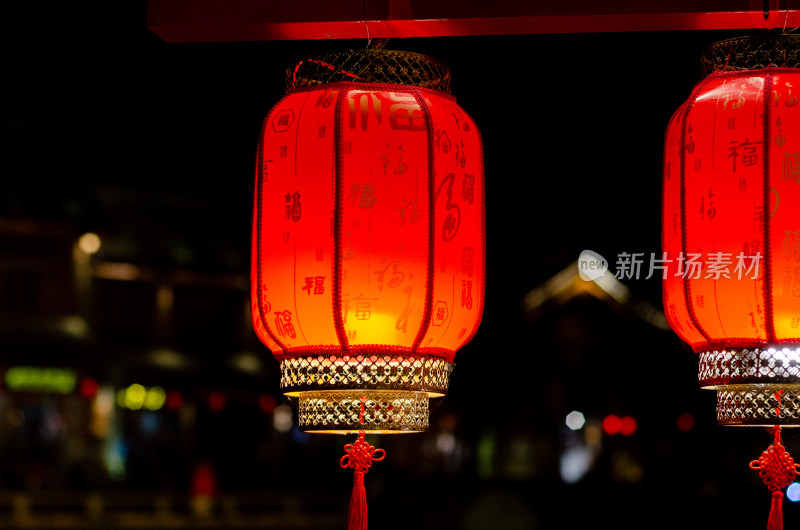 节日古建筑前的红色灯笼景观