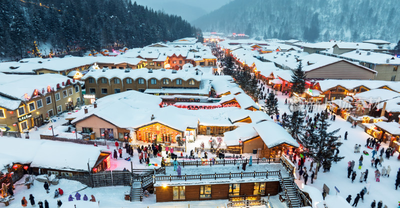 中国雪乡，雪夜里的童话小镇