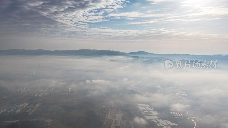 高空俯瞰云海与远山