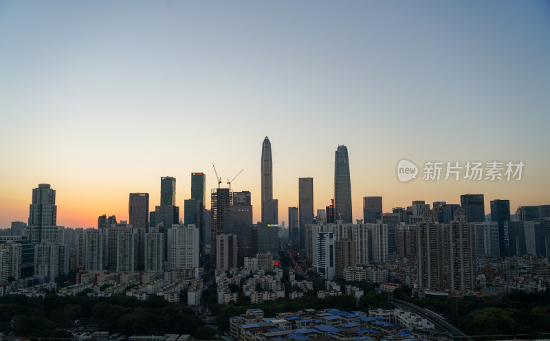 城市夜景鸟瞰，高楼林立灯火辉煌的景象