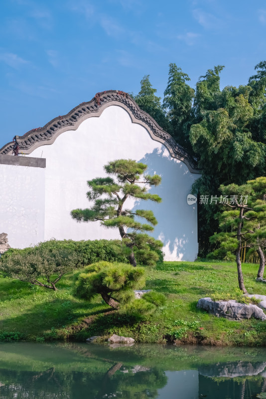 晴朗的午后，扬州瘦西湖江南园林风景