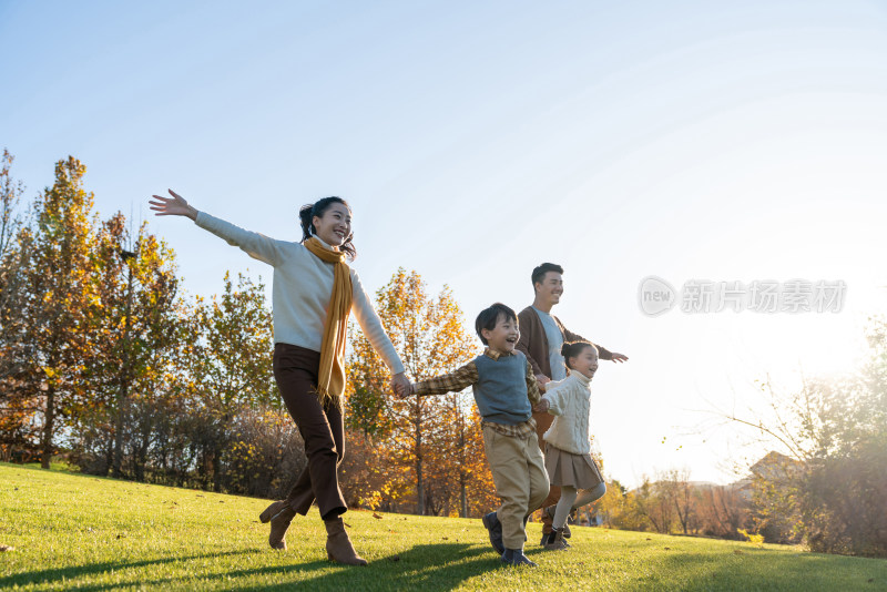 年轻夫妻带着孩子在公园玩耍