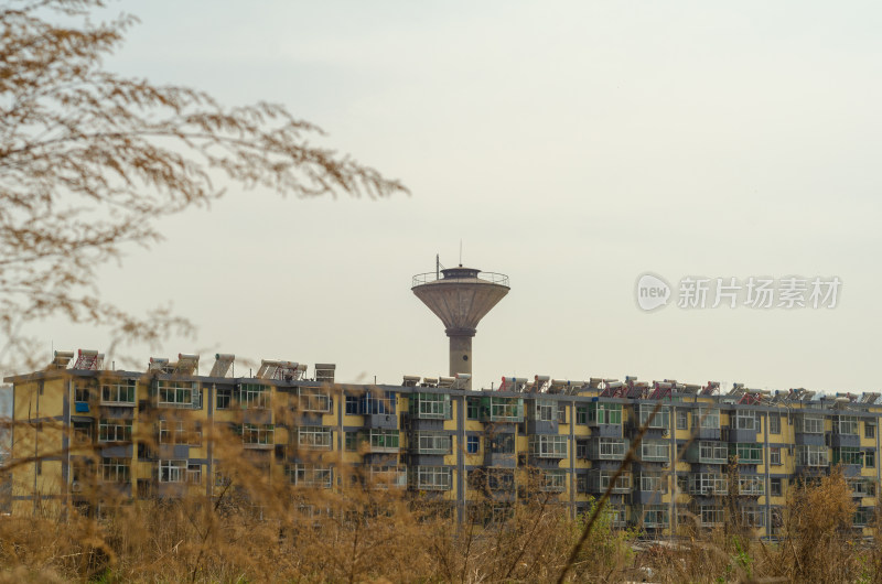 城市边缘的小楼和水塔