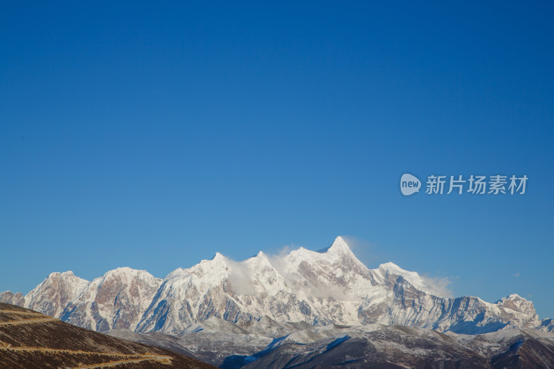 西藏林芝冬季南迦巴瓦峰蓝天白云下的雪山