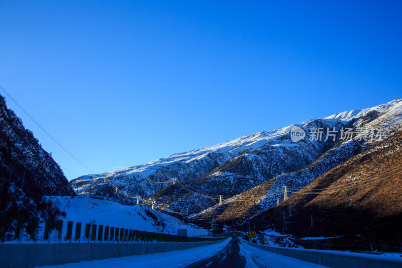 中国西藏冬季雪景米拉山口雪山蓝天