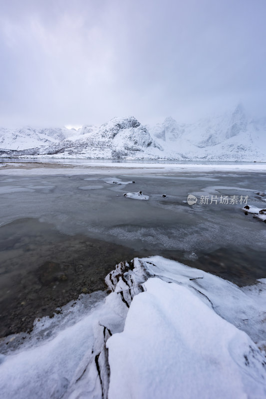 挪威罗弗敦群岛北极圈雷纳冬季雪景渔船风光