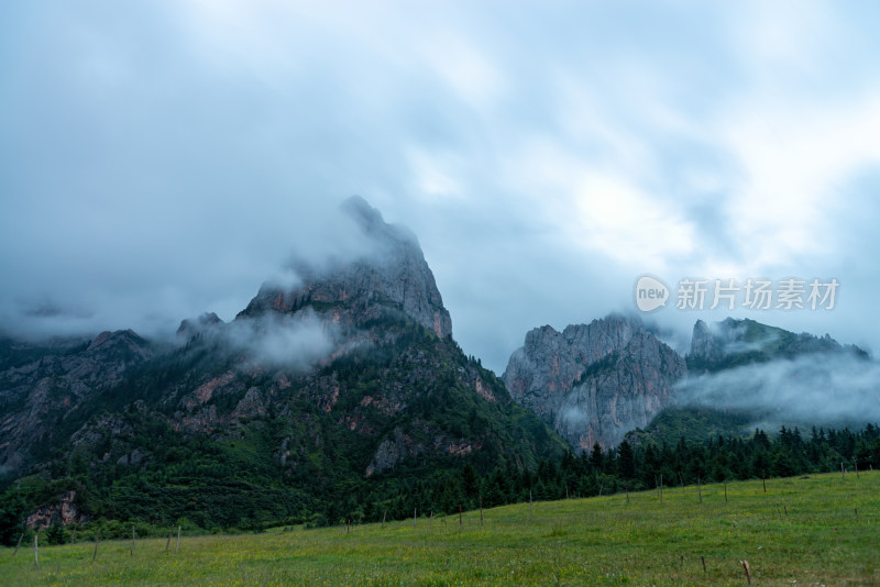 云雾缭绕的山峰