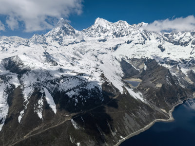 西藏山南洛扎秘境库拉岗日白马林措航拍