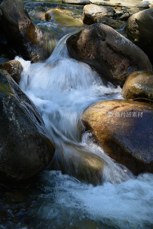 山石泉水