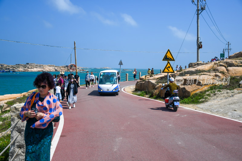 海边道路行人与车辆场景