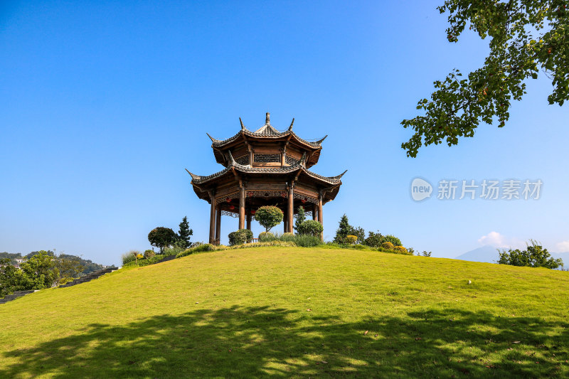 湖北秭归木鱼岛天问公园天问阁，亭台楼阁