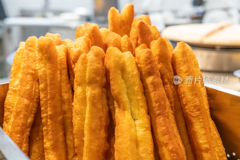 金黄酥脆油条特写