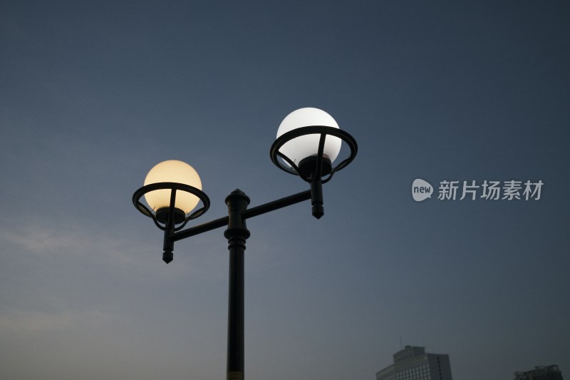 双球路灯杆夜景照明景象