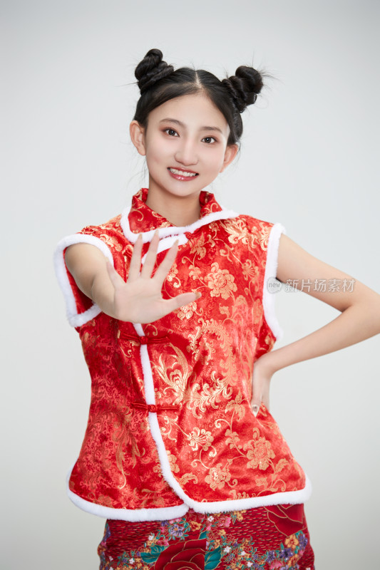 白色背景下身穿喜庆传统服饰的亚洲可爱少女