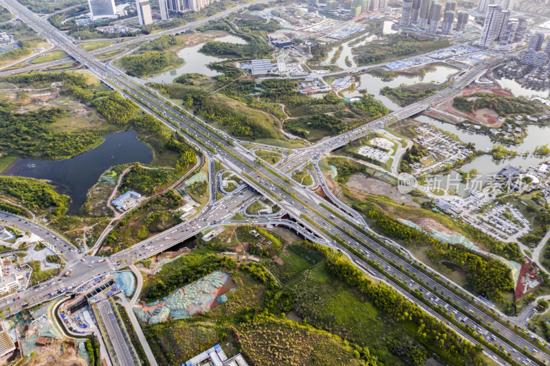 成都富人区麓湖的日落航拍风光全景图