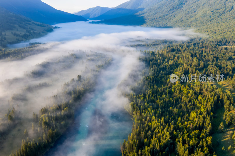 航拍新疆阿勒泰地区喀纳斯地质公园晨雾风光