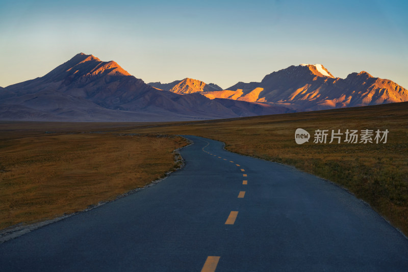 西藏那曲的草原公路