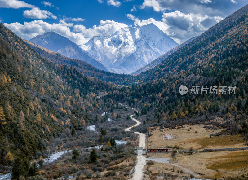 山间小路蜿蜒，雪山森林相映成趣