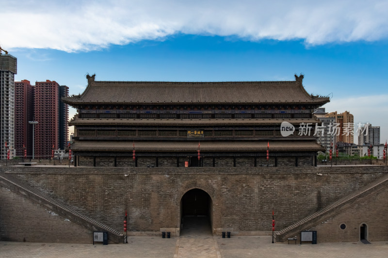 蓝天下的西安城墙古城第一门安远门翁城城楼