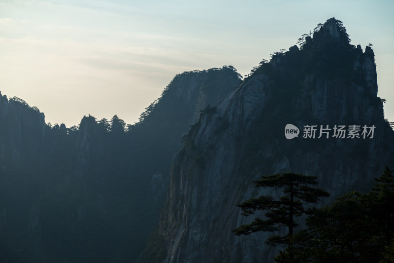 形态各异的山峰