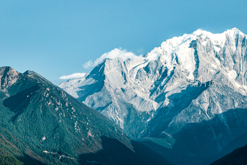 中国四川甘孜雅拉雪山