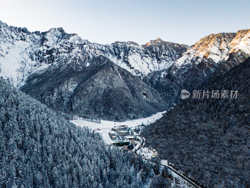 雪山森林间的建筑景观